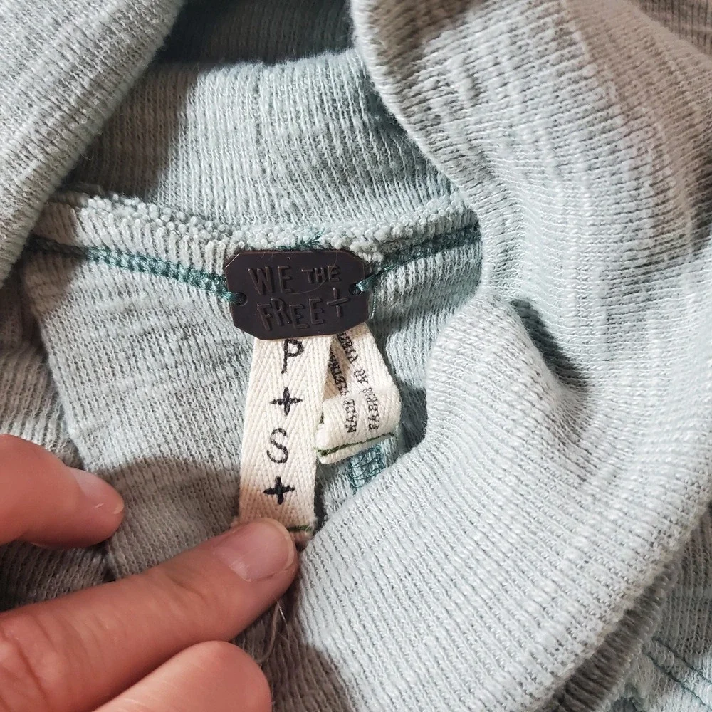 Free People We The Free Tara Split Back Turtleneck Sweater Size Small, Green